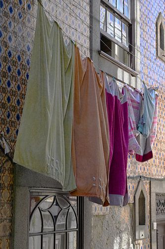 Bunte Handtücher für ein portugiesisches Gebäude