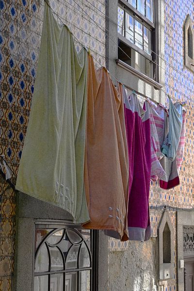 Kleurrijke handdoeken voor een Portugees gebouw van Minimalistiche reisfotografie by.Rieneke