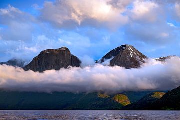 Hoog boven het Romsdalsfjord van Joost Lagerweij
