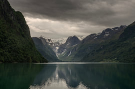Gletschersee Oldevatnet mit Blick auf den Nationalpark Jostedalsbreen, Norwegen von Bo Scheeringa Photography