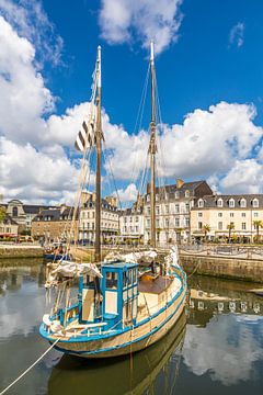 Historische vissersboot in de oude haven van Vannes, Bretagne van Christian Müringer