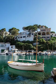 Authentieke haven in Mallorca spanje, Kleine traditionele vissersboot van Marjolein Hameleers