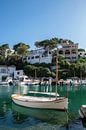 Authentieke haven in Mallorca spanje, Kleine traditionele vissersboot van Marjolein Hameleers thumbnail