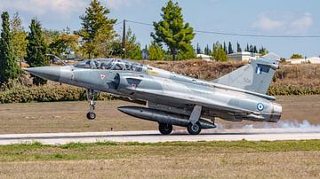 Landende Griekse Dassault Mirage 2000. van Jaap van den Berg