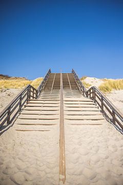 Symmetrische trap vol zand bij duin van Westenschouwen van Simone Janssen