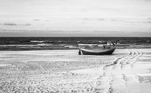 Eenzame vissersboot op de Oostzee - wintersprookje in Polen