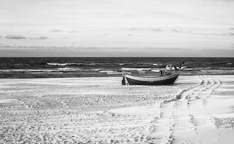 Einsames Fischerboot an der Ostsee. Wintermärchen in Polen. von Jakob Baranowski - Photography - Video - Photoshop