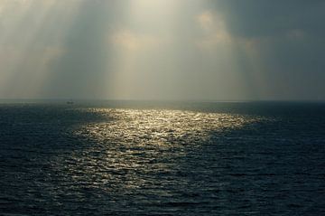 weerspiegeling tijdens de vloed met doorschijnend licht van de zon op het water, van Hans Hut