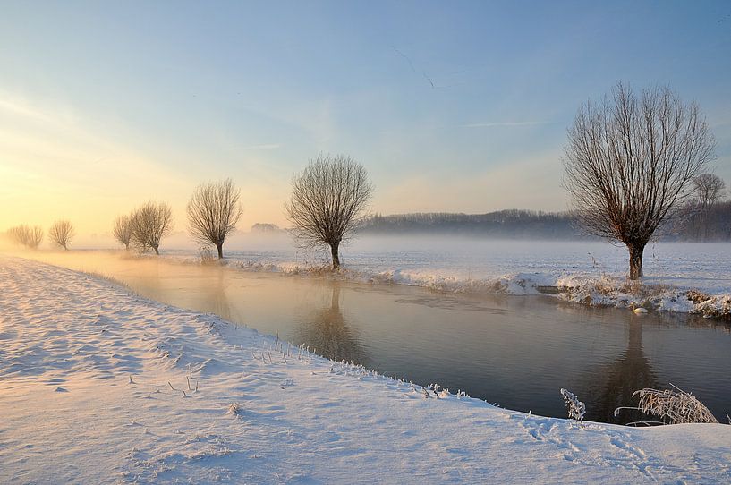 Schilderachtig winterlandschap bij het Brabantse dorp Drimmelen van Ruud Morijn