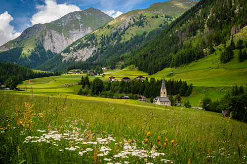 Kleine Kirche in einem Tal in den österreichischen Alpen