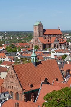 Gezicht op de oude stad en de Nikolai Kerk vanaf de toren van de Georgenkirche, Wismar, Mecklenburg- van Torsten Krüger
