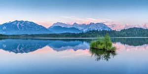 Alpen See mit Karwendelgebirge