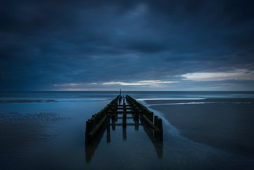 Strand in Zeeland tijdens het blauwe uur