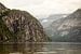 Un lac bleu dans les fjords de Norvège par une journée nuageuse | tirage photo d'art sur Karijn | Fine art Natuur en Reis Fotografie