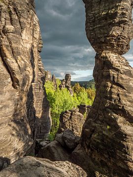 Bielatal, Sächsische Schweiz - Schiefer Turm durch die Felsen von Pixelwerk