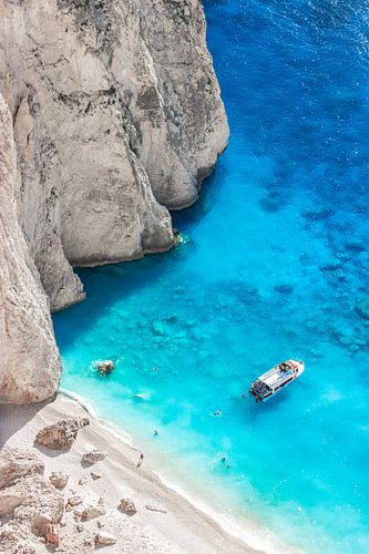 Blauwe zee en wit strand in Griekenland van KiekLau! Fotografie