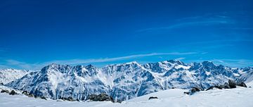 Ansicht über die schneebedeckten Tiroler Alpen in Österreich während eines schönen Wintertages von Sjoerd van der Wal Fotografie