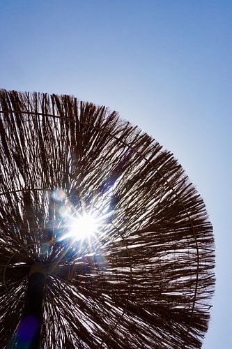 Korbsonnenschirm in blauem Himmel