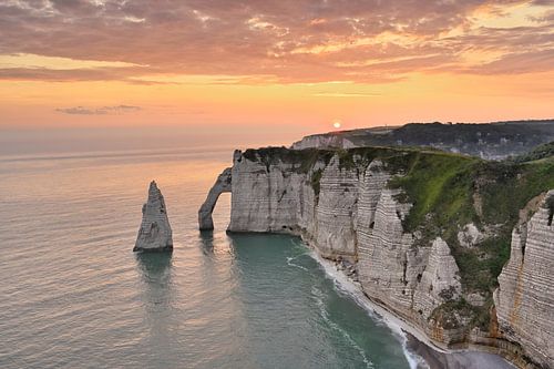 Lever de soleil sur les falaises d'Étretat - Magnifique Normandie