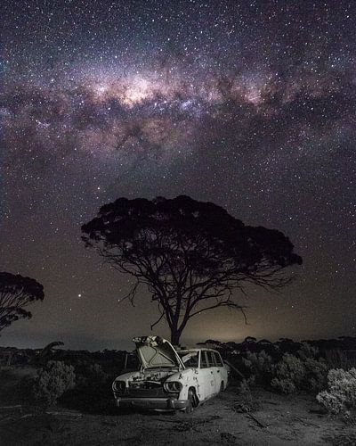 Melkweg boven verlaten auto in de Australische Outback