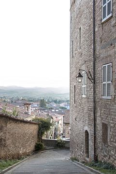 Romantisch sfeervol straatje | Gubbio | Italie | reisfotografie print poster van Kimberley Helmendag