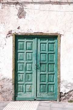 Vintage turquoise deur, oude muur | Foto print deuren Spanje | Kleurrijke reisfotografie van HelloHappylife