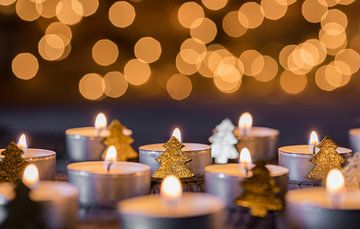 Advent und Weihnachten Hintergrund mit Kerzenlicht, verschwommene Lichter und Ornamente von Alex Winter
