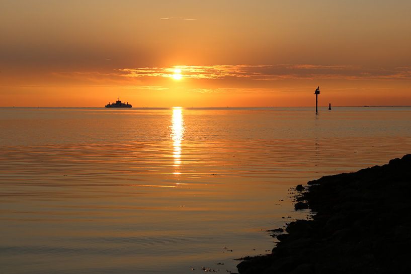 Zonsondergang op het wad, boot naar Ameland van Anja Brouwer Fotografie