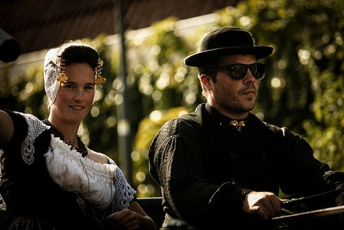 Costumes traditionnels de Zélande lors d'une course de charrettes à Walcheren. sur anne droogsma