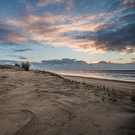 Coucher de soleil sur une plage néerlandaise.  sur Arjen Schippers