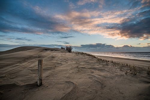 Coucher de soleil sur une plage néerlandaise.  sur Arjen Schippers