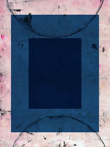 Abstracte geometrische vormen in donkerblauw en roze.