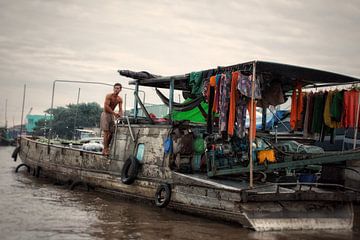 Verkoper op de drijvende markt in Can Tho van Moniek Mutsaers