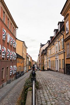 Bunte Straße in Stockholm, Schweden | Pastellfarben | Perspektive von Kelsey van den Bosch