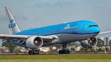 Landende KLM Boeing 777-200. van Jaap van den Berg