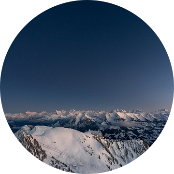 Maan boven de besneeuwde Alpen van Zbinden Konnex
