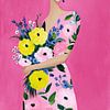 Vrouw met bloemen boeket in roze jurk van Studio Allee