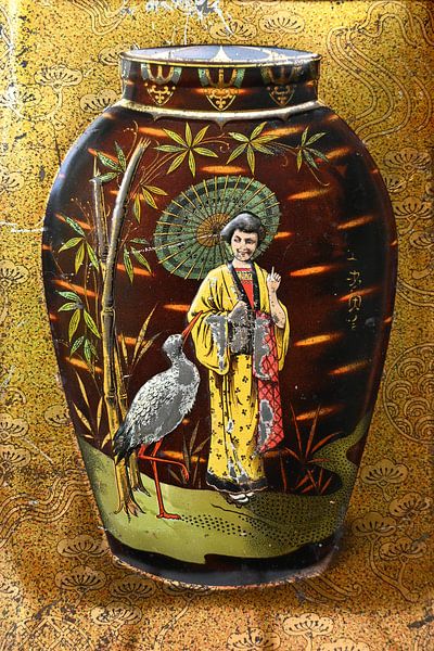 Chinese geisha with stork on authentic tea tin by StudioMaria.nl