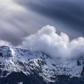 zonnestralen over besneeuwde bergtoppen, Slovenië van Olha Rohulya