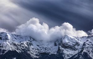 Rayons de soleil sur les sommets enneigés des montagnes, Slovénie