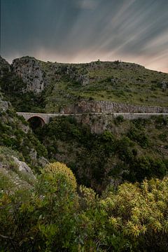Uitzicht over de natuur aan de kustweg bij Salerno van Fotos by Jan Wehnert