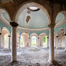 Verlassene Kuppel mit Säulen. von Roman Robroek – Fotos verlassener Gebäude Miniaturansicht