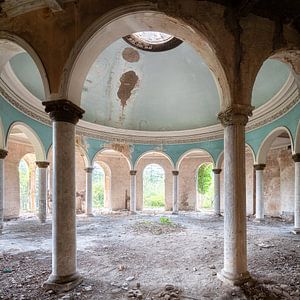 Dôme abandonné avec des colonnes. sur Roman Robroek - Photos de bâtiments abandonnés