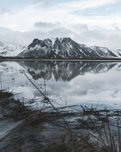 Berg met reflectie in een meer op de voorgrond in Ijsland