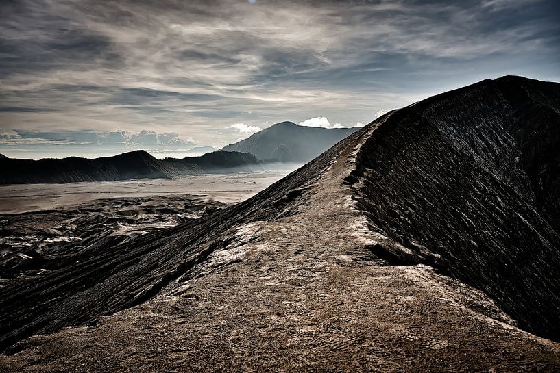 Der einsame Pfad am Rand des rauchenden Kraters von Frank Photos