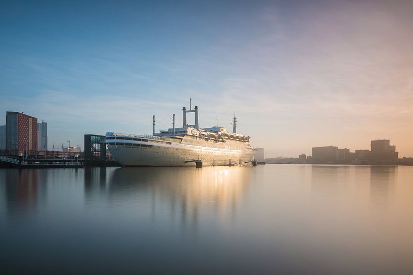 Bonjour SS Rotterdam par Ilya Korzelius