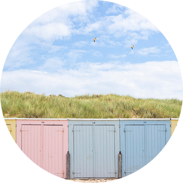 Pastel gekleurde strandhuisjes in Zeeland, Nederland van Evelien Oerlemans