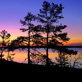 Farbenprächtiger Sonnenuntergang und Dämmerung in Finnland von Roger VDB
