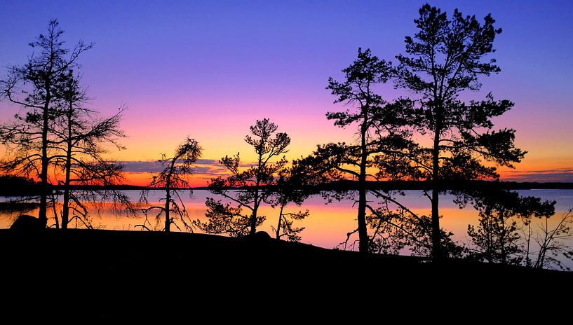 Kleurrijke zonsondergang en avondschemering in Finland van Roger VDB