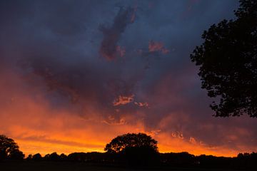 Burning sky van Anneke Hooijer